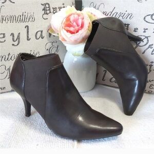 Italian Shoemakers boots brown  Apri pleather ankle Kitten heels 3" shootie